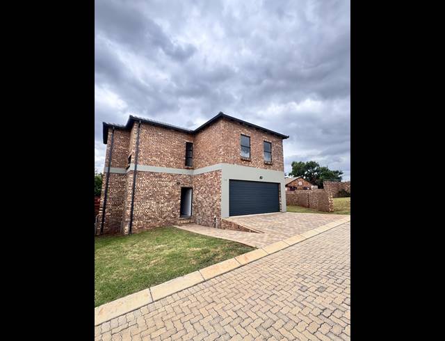 4 BEDROOM FREESTANDING FOR SALE IN DIE HEUWEL